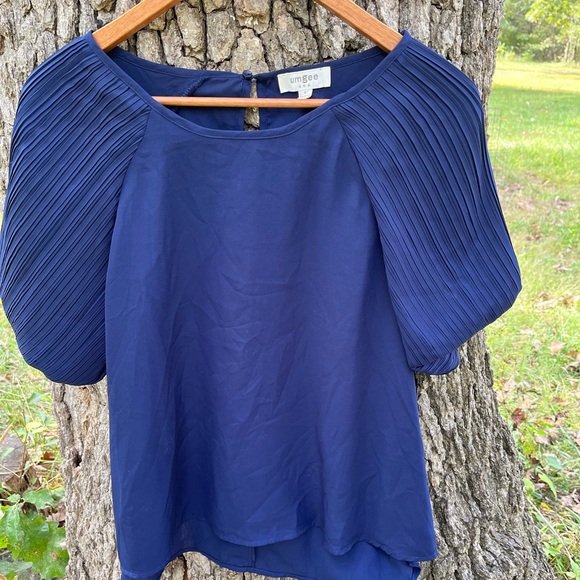Umgee Tops - ⭐️Umgee Puff sleeve Blouse in size S